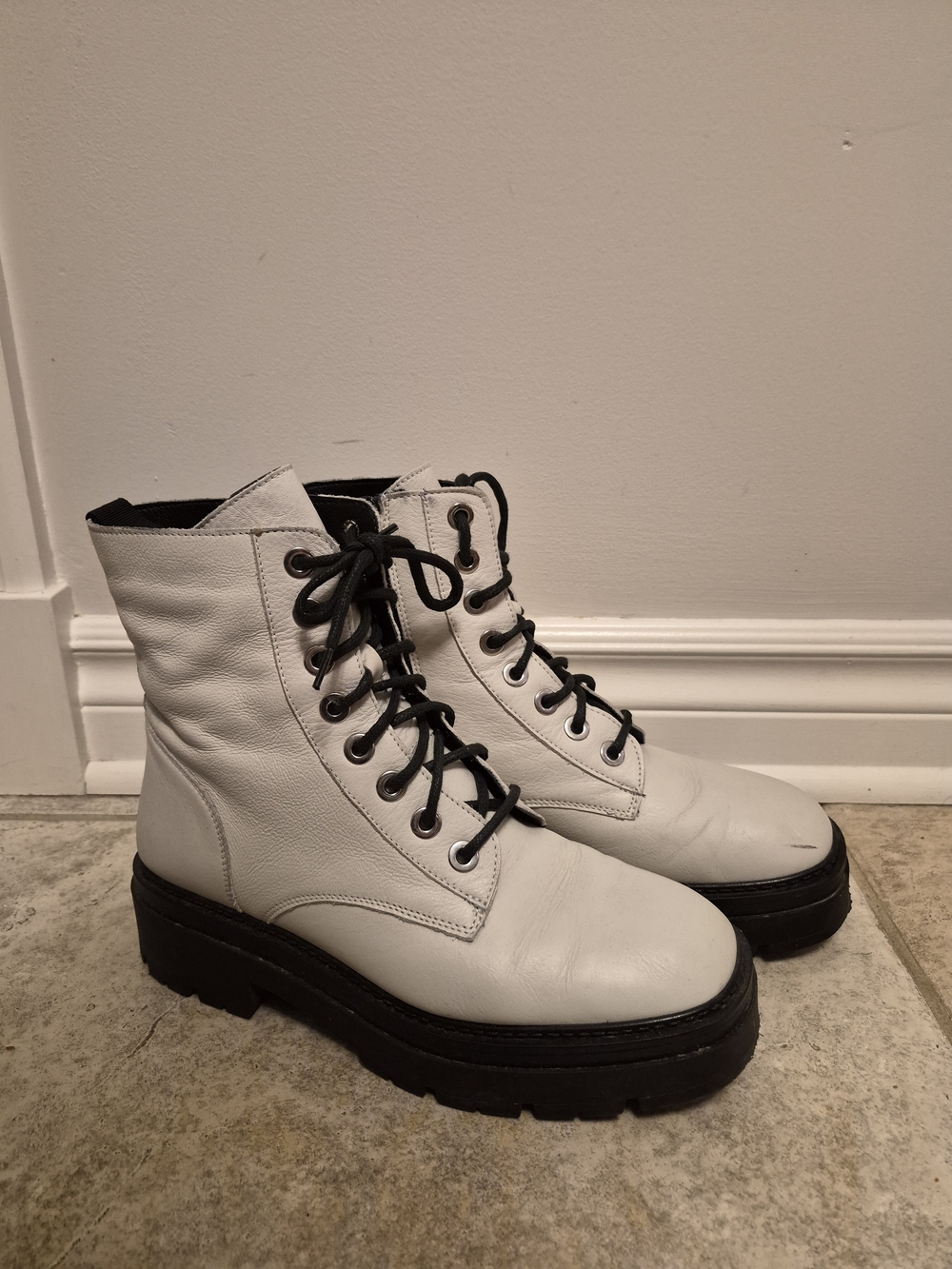 L'INTERVALLE White Leather Lace-Up Platform Combat Boots with Black Sole